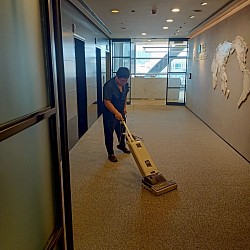 辦公室地毯吸塵作業