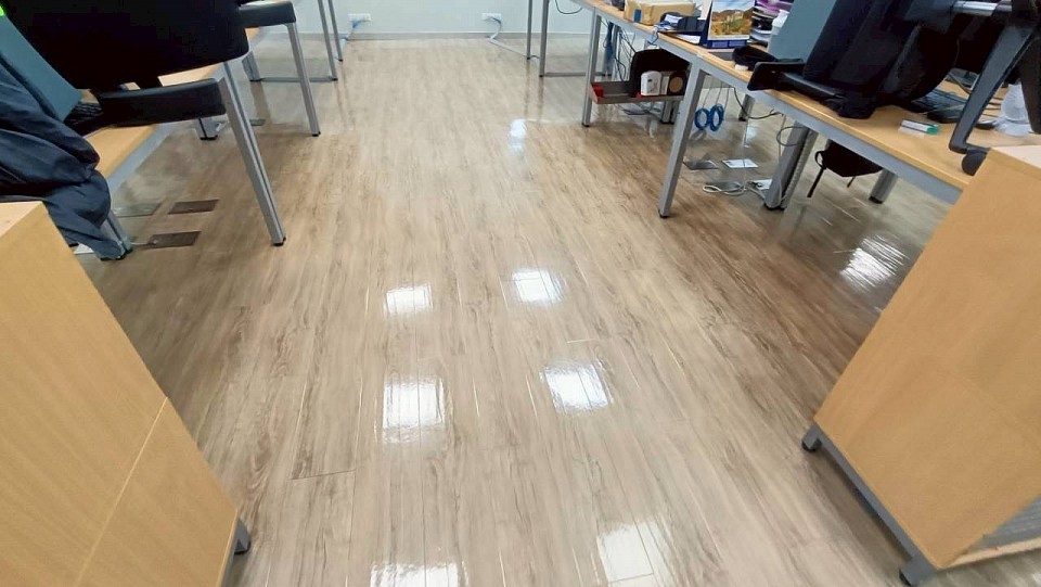 地板上蠟完成後