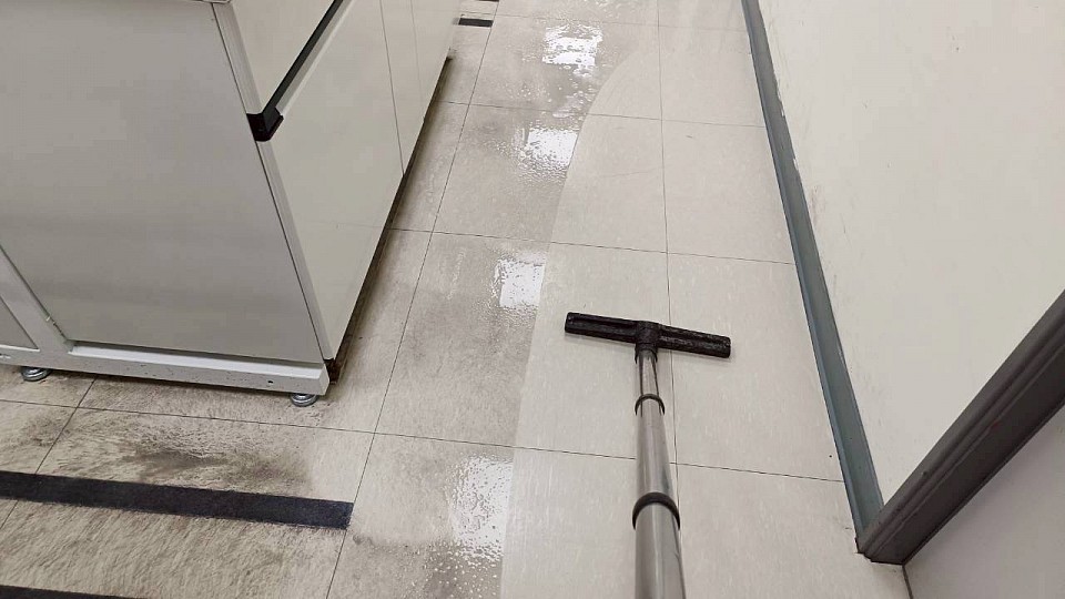 地板除蠟中的對比